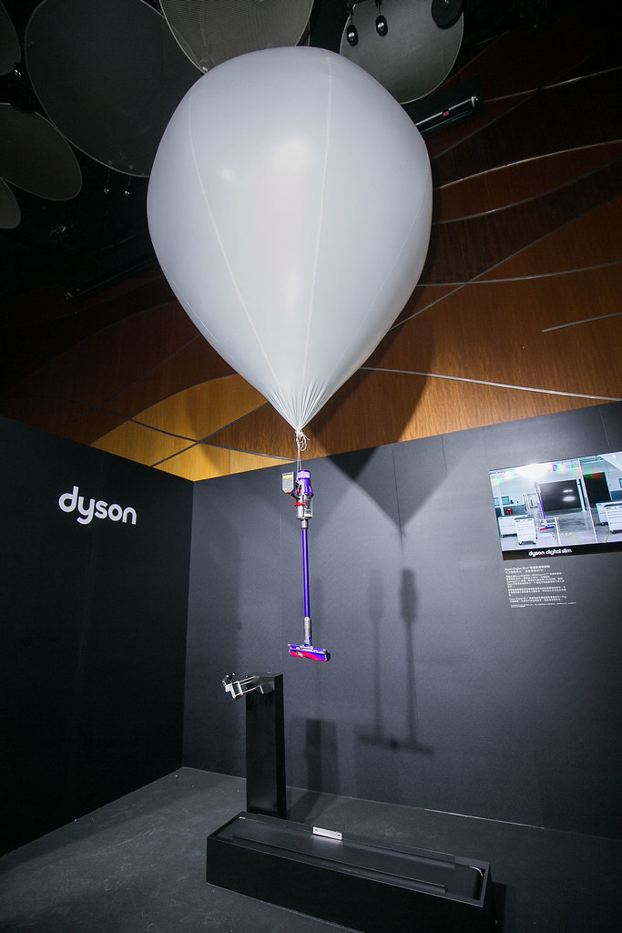 【圖2】Dyson Digital Slim_ 輕量無線吸塵器，體積減少 20%、重量減輕 30% ，全機重量僅 1.9 公斤，是目前 Dyson 無線吸塵器產品中最輕巧的一款。