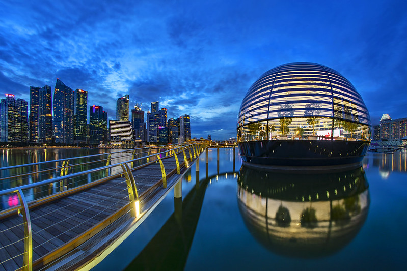Apple Store Marina Bay Sands, (The Lantern on the Bay), Singapore<br/>© <a href="https://flickr.com/people/36932249@N07" target="_blank" rel="nofollow">36932249@N07</a> (<a href="https://flickr.com/photo.gne?id=50332496916" target="_blank" rel="nofollow">Flickr</a>)