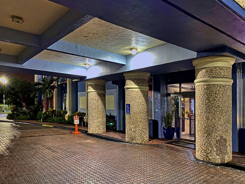 Stadium Hotel, 21485 NW 27th Avenue, Miami Gardens, Florida, USA / Built: 1974 / Floors: 9 / Height: 109.77 ft / Structural Material: Concrete / Architectural Style: Postmodernism<br/>© <a href="https://flickr.com/people/126251698@N03" target="_blank" rel="nofollow">126251698@N03</a> (<a href="https://flickr.com/photo.gne?id=50333262793" target="_blank" rel="nofollow">Flickr</a>)