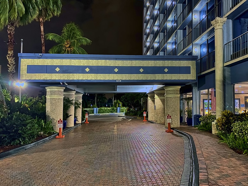 Stadium Hotel, 21485 NW 27th Avenue, Miami Gardens, Florida, USA / Built: 1974 / Floors: 9 / Height: 109.77 ft / Structural Material: Concrete / Architectural Style: Postmodernism<br/>© <a href="https://flickr.com/people/126251698@N03" target="_blank" rel="nofollow">126251698@N03</a> (<a href="https://flickr.com/photo.gne?id=50340199421" target="_blank" rel="nofollow">Flickr</a>)