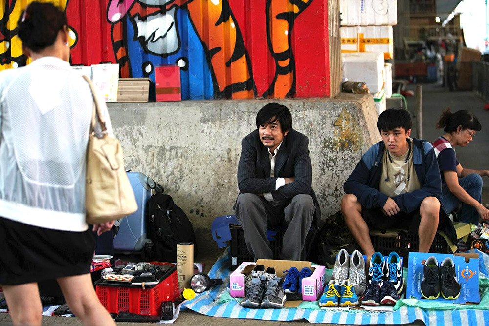 0909-郭富城在《麥路人》因一次工作上金錢失誤而淪為階下囚，進而成為「麥路人」。（圖