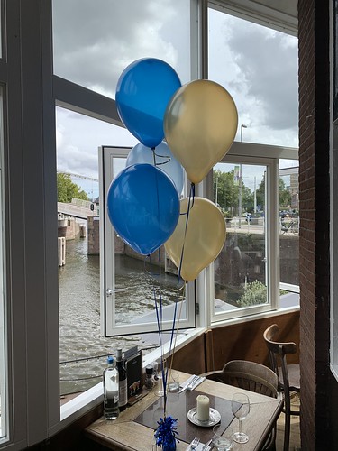 Tafeldecoratie 5ballonnen Cafe Soif Rotterdam