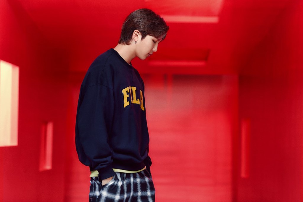 BTS隊長RM演繹FILA新復古學院風棉質衛衣，展現校園青春氣息。