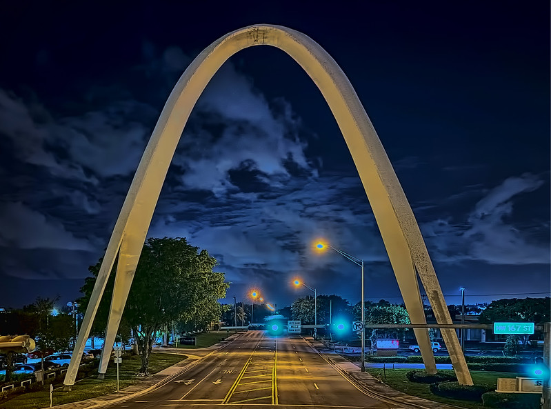 Sunshine State Arch, NW 13th Avenue and NW 167th Street, Miami Gardens, Florida, USA / Built: 1964 / Designed by: Walter C. Harry / Added to NRHP: May 19, 2014<br/>© <a href="https://flickr.com/people/126251698@N03" target="_blank" rel="nofollow">126251698@N03</a> (<a href="https://flickr.com/photo.gne?id=50375699202" target="_blank" rel="nofollow">Flickr</a>)