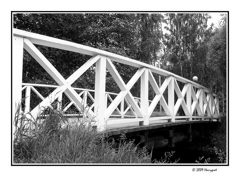 white wooden bridge<br/>© <a href="https://flickr.com/people/34980283@N06" target="_blank" rel="nofollow">34980283@N06</a> (<a href="https://flickr.com/photo.gne?id=50400140876" target="_blank" rel="nofollow">Flickr</a>)
