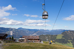 Alpine Bergbahn fährt aus dem Alpbachtal auf das Wiedersberger Horn, ein Gipfel mit 2127 Meter Höhe