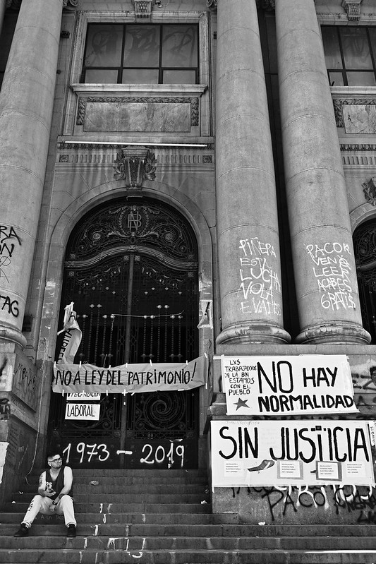 "There is no normality without justice." National Library, Alameda Bernardo O'Higgins, downtown Santiago.<br/>© <a href="https://flickr.com/people/146863161@N02" target="_blank" rel="nofollow">146863161@N02</a> (<a href="https://flickr.com/photo.gne?id=50417477047" target="_blank" rel="nofollow">Flickr</a>)
