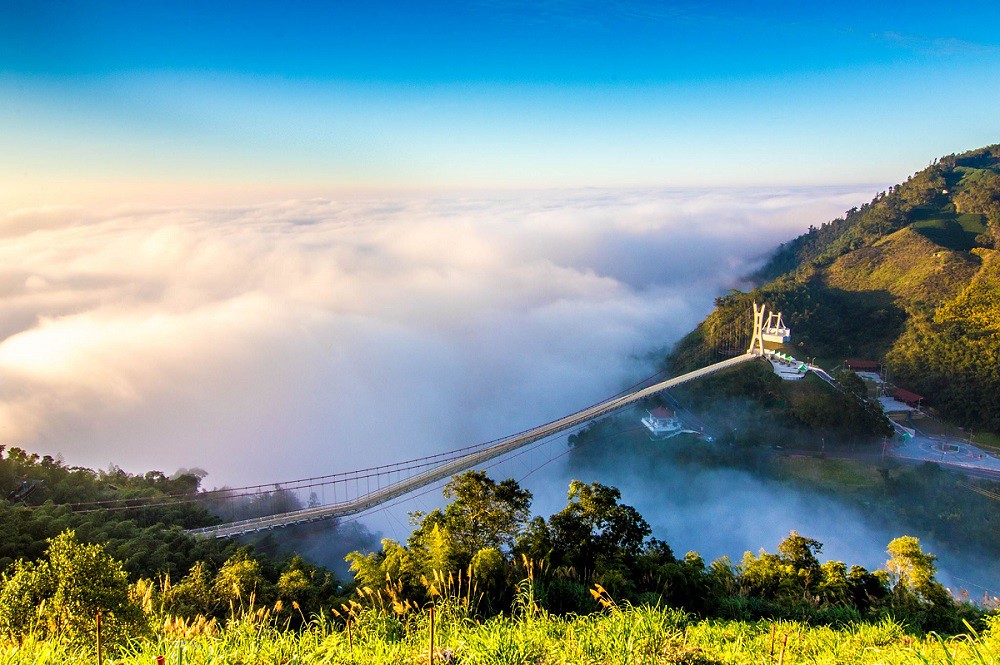 (圖10)梅山太平雲梯號稱全台海拔最高、長度最長景觀吊橋，雲霧逼近時更是仙氣十足