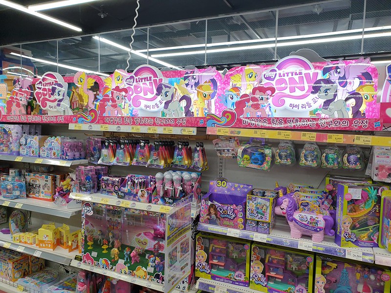My Little Pony Booth at Toys"R"Us in Lotte Mart Cheongnyangri, Seoul, South Korea<br/>© <a href="https://flickr.com/people/161837296@N03" target="_blank" rel="nofollow">161837296@N03</a> (<a href="https://flickr.com/photo.gne?id=50450932742" target="_blank" rel="nofollow">Flickr</a>)