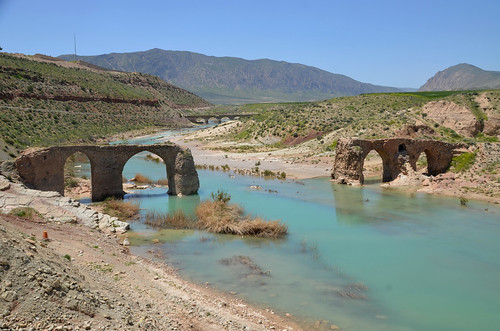Early Sasanian bridge (Kavar bridge) spanning the Qara Aqaj River, built in the 3rd century AD and rebuilt later, Firuzabad, Iran