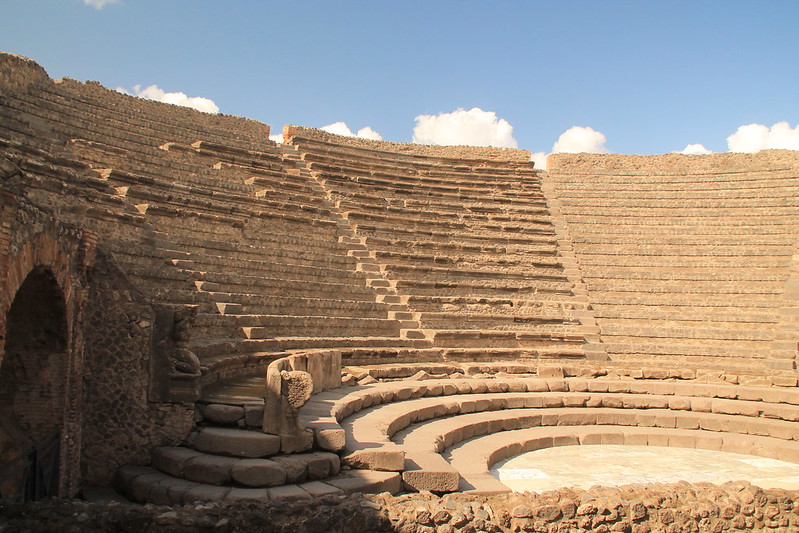 Pompeii - Theater<br/>© <a href="https://flickr.com/people/9228922@N03" target="_blank" rel="nofollow">9228922@N03</a> (<a href="https://flickr.com/photo.gne?id=50527524541" target="_blank" rel="nofollow">Flickr</a>)