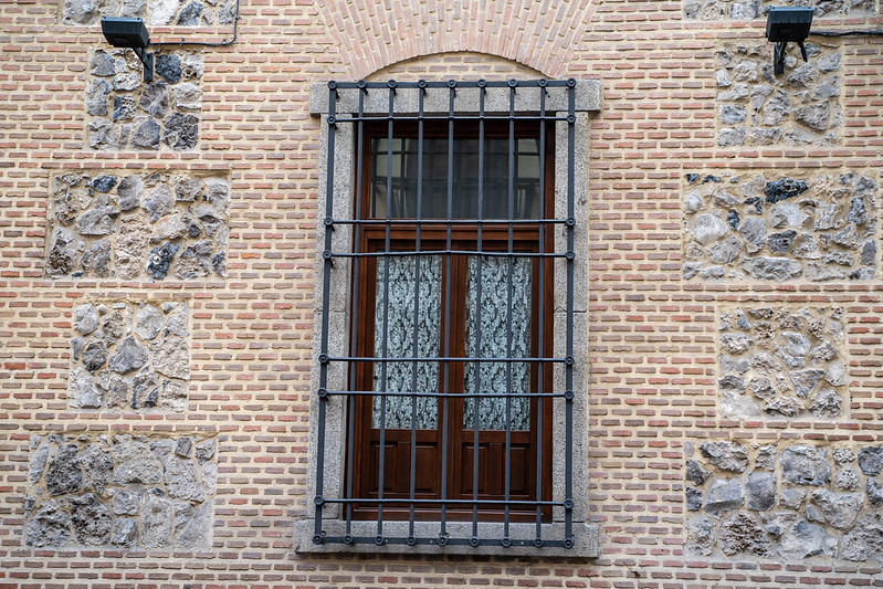 Interesting window and  wall brick facade with bars on window in Madrid Spain<br/>© <a href="https://flickr.com/people/39908901@N06" target="_blank" rel="nofollow">39908901@N06</a> (<a href="https://flickr.com/photo.gne?id=50639857451" target="_blank" rel="nofollow">Flickr</a>)