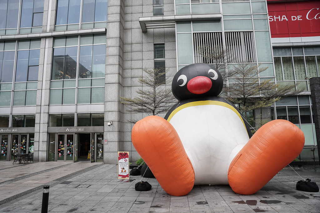 圖2 6米高的大型Pingu充氣氣偶