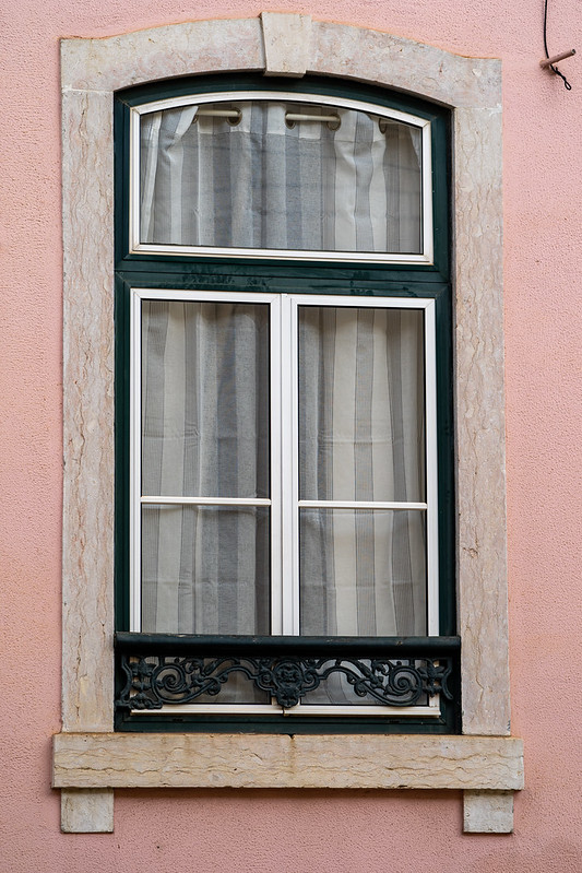 Pretty pink window in portrait orientation in Lisbon, Portugal, typical of the architecture of the area<br/>© <a href="https://flickr.com/people/39908901@N06" target="_blank" rel="nofollow">39908901@N06</a> (<a href="https://flickr.com/photo.gne?id=50646902966" target="_blank" rel="nofollow">Flickr</a>)