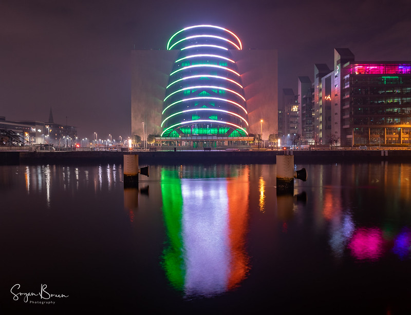 Convention Centre Irish flag<br/>© <a href="https://flickr.com/people/140878150@N06" target="_blank" rel="nofollow">140878150@N06</a> (<a href="https://flickr.com/photo.gne?id=50660263547" target="_blank" rel="nofollow">Flickr</a>)