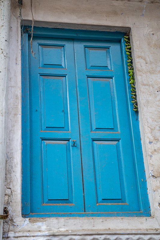 Bright blue door in an alley in Old Delhi India. Green chillies tied on a thread hanging to keep away Alakshmi, or Jyestha<br/>© <a href="https://flickr.com/people/39908901@N06" target="_blank" rel="nofollow">39908901@N06</a> (<a href="https://flickr.com/photo.gne?id=50663019796" target="_blank" rel="nofollow">Flickr</a>)