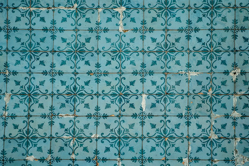 Ornate blue and teal tiles on a building in Lisbon, Portugal<br/>© <a href="https://flickr.com/people/39908901@N06" target="_blank" rel="nofollow">39908901@N06</a> (<a href="https://flickr.com/photo.gne?id=50670384932" target="_blank" rel="nofollow">Flickr</a>)