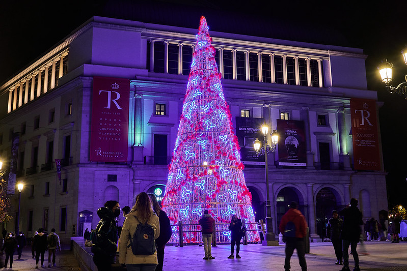 Christmas Tree at Plaza de Isabel II in Madrid<br/>© <a href="https://flickr.com/people/81954704@N00" target="_blank" rel="nofollow">81954704@N00</a> (<a href="https://flickr.com/photo.gne?id=50676532918" target="_blank" rel="nofollow">Flickr</a>)