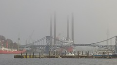 Wilhelmshaven: Hafenanlagen und Kaiser-Wilhelm-Brücke verschwinden im Nebel