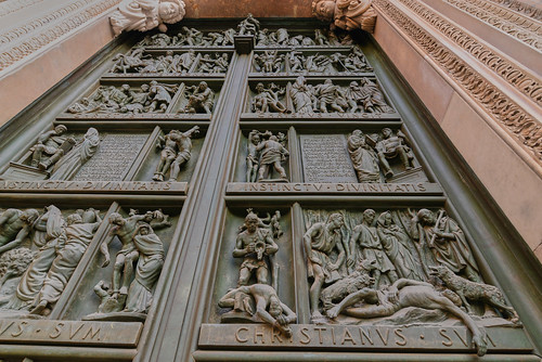 Beautiful artwork on bronce gates — Duomo di Milano