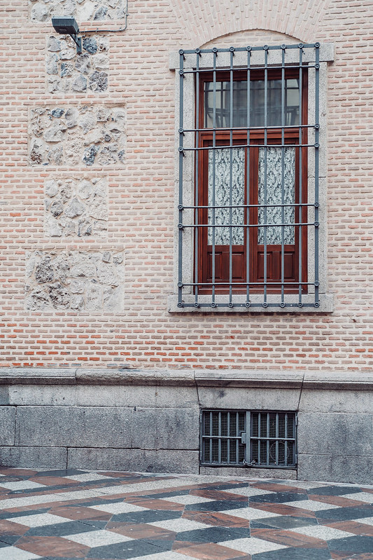 Interesting door, wall facade and tile street in Madrid Spain<br/>© <a href="https://flickr.com/people/39908901@N06" target="_blank" rel="nofollow">39908901@N06</a> (<a href="https://flickr.com/photo.gne?id=50741863682" target="_blank" rel="nofollow">Flickr</a>)