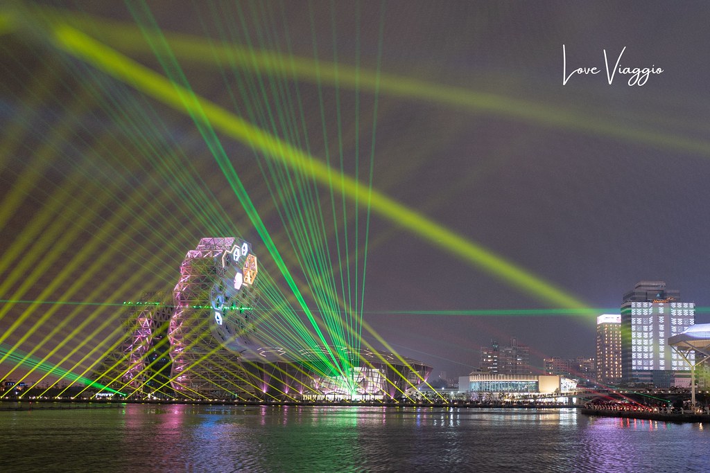 【高雄Kaohsiung】海洋流行音樂中心跨百光年燈光秀 媲美國際級的燈光音樂演出 @薇樂莉 Love Viaggio | 旅行.生活.攝影
