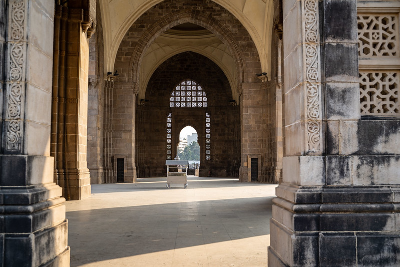 Interior view of details at the Gateway of India in Mumbai<br/>© <a href="https://flickr.com/people/39908901@N06" target="_blank" rel="nofollow">39908901@N06</a> (<a href="https://flickr.com/photo.gne?id=50799503653" target="_blank" rel="nofollow">Flickr</a>)