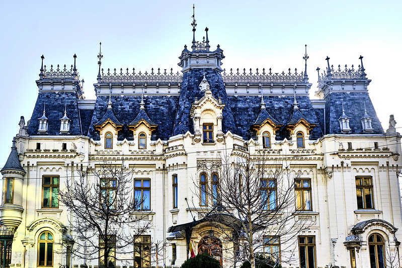 Palace in Bucharest<br/>© <a href="https://flickr.com/people/188717768@N07" target="_blank" rel="nofollow">188717768@N07</a> (<a href="https://flickr.com/photo.gne?id=50821292198" target="_blank" rel="nofollow">Flickr</a>)