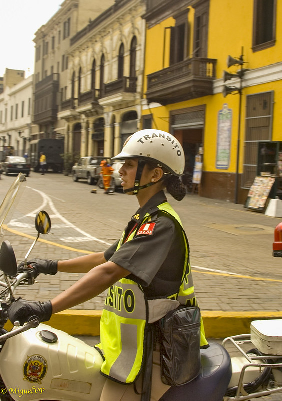 policewoman, Lima, Peru<br/>© <a href="https://flickr.com/people/30172627@N05" target="_blank" rel="nofollow">30172627@N05</a> (<a href="https://flickr.com/photo.gne?id=50832994183" target="_blank" rel="nofollow">Flickr</a>)