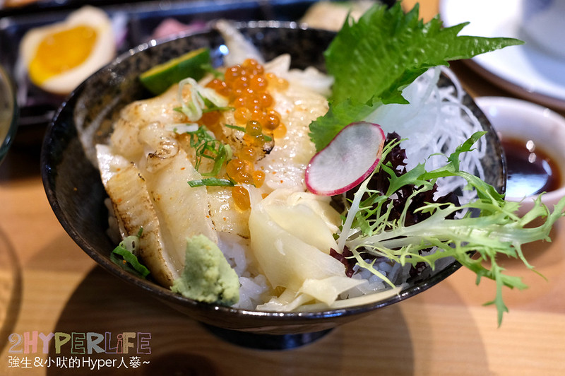 鮨壽司 | 南區平價日本料理來這間就對啦！比目魚丼飯超好吃，有料味噌湯隨你加，整艘生魚片船也很超值哦！