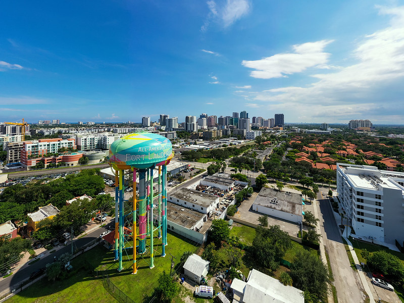 Fort Lauderdale water tower with view of downtown in background<br/>© <a href="https://flickr.com/people/190469345@N02" target="_blank" rel="nofollow">190469345@N02</a> (<a href="https://flickr.com/photo.gne?id=50908309671" target="_blank" rel="nofollow">Flickr</a>)