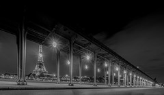 Le pont de Bir-Hakeim - La Tour Eiffel - Paris - N&B