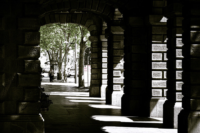 Town Hall Archway<br/>© <a href="https://flickr.com/people/68686051@N00" target="_blank" rel="nofollow">68686051@N00</a> (<a href="https://flickr.com/photo.gne?id=50912638106" target="_blank" rel="nofollow">Flickr</a>)