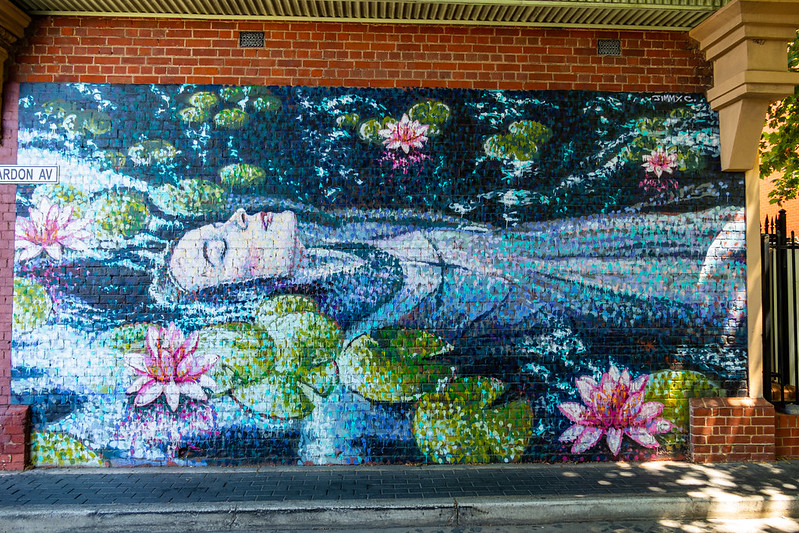 Lady in the Lake Mural<br/>© <a href="https://flickr.com/people/68686051@N00" target="_blank" rel="nofollow">68686051@N00</a> (<a href="https://flickr.com/photo.gne?id=50912767632" target="_blank" rel="nofollow">Flickr</a>)