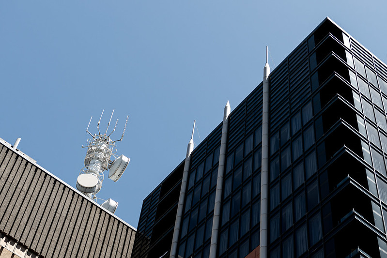 City Antenna<br/>© <a href="https://flickr.com/people/68686051@N00" target="_blank" rel="nofollow">68686051@N00</a> (<a href="https://flickr.com/photo.gne?id=50912776077" target="_blank" rel="nofollow">Flickr</a>)