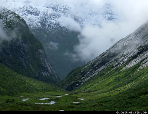 20190704_06 Valley & snow-powdered mountains | Stryn, Norway