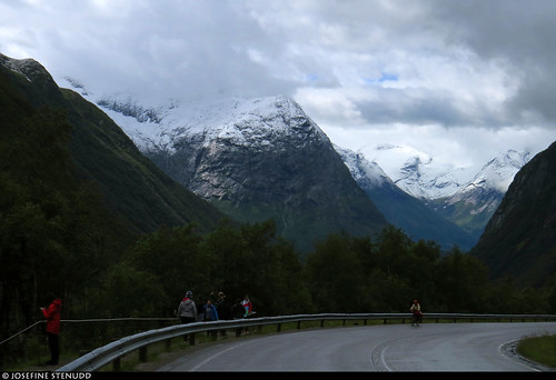 20190704_19 Road, humans, & snow-powdered mountains | Hjelledalen, Norway