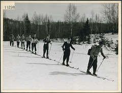 A group of cross-country skiers led by an instructor, Ste. Adèle Lodge resort, Quebec / Groupe de skieurs de fond dirigé par un instructeur, au Sainte-Adèle Lodge (Québec)