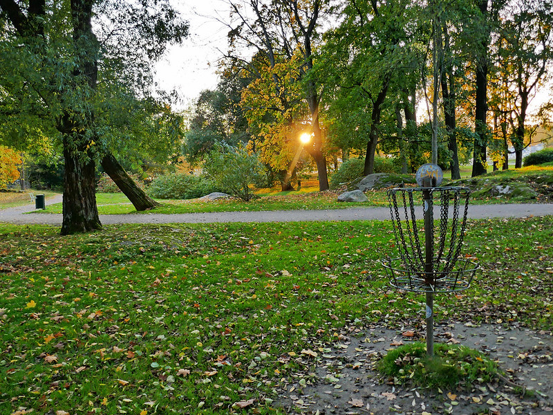 Fall sunset behind disc golf basket, Sibelius Park<br/>© <a href="https://flickr.com/people/19054742@N00" target="_blank" rel="nofollow">19054742@N00</a> (<a href="https://flickr.com/photo.gne?id=50983300131" target="_blank" rel="nofollow">Flickr</a>)