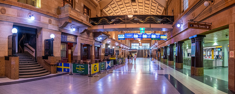 Station Concourse Panorama<br/>© <a href="https://flickr.com/people/68686051@N00" target="_blank" rel="nofollow">68686051@N00</a> (<a href="https://flickr.com/photo.gne?id=50991210546" target="_blank" rel="nofollow">Flickr</a>)