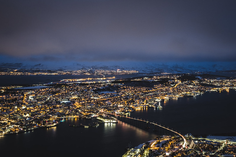 Tromsø by night<br/>© <a href="https://flickr.com/people/42129031@N03" target="_blank" rel="nofollow">42129031@N03</a> (<a href="https://flickr.com/photo.gne?id=51008430191" target="_blank" rel="nofollow">Flickr</a>)