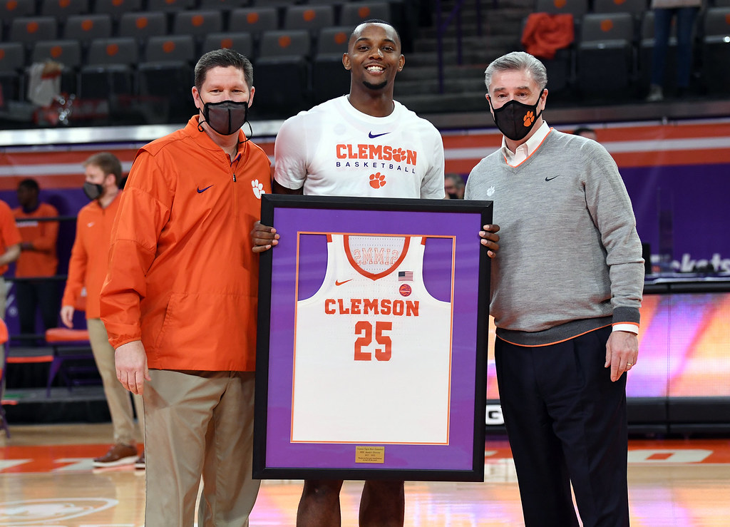 Clemson Basketball Photo of Aamir Simms and pittsburgh