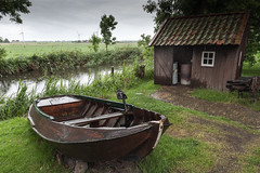Landschaft mit Boot am Kanal Friesland Niederlande