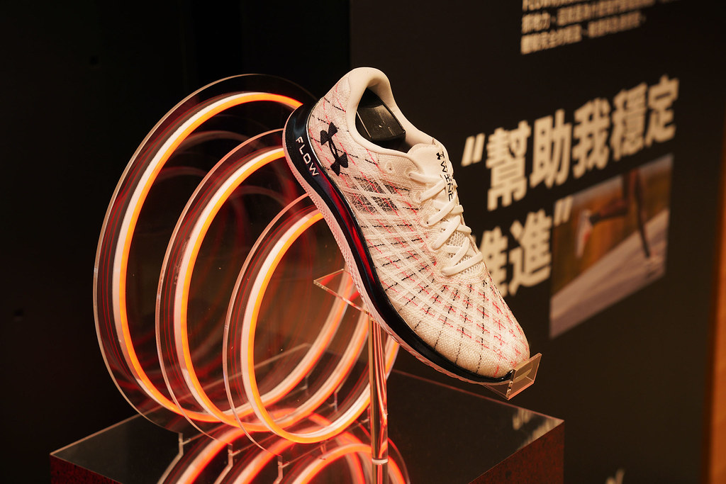 「UA Flow Velociti Wind」跑鞋使用UA Warp編織鞋面，完美貼合足部發揮出色性能。