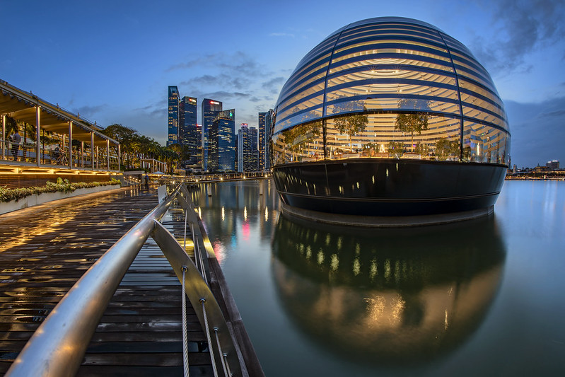 A Floating ~ Sphere? Giant Lantern? Is an Apple Store Marina Bay Sands, (The Lantern on the Bay), Singapore<br/>© <a href="https://flickr.com/people/36932249@N07" target="_blank" rel="nofollow">36932249@N07</a> (<a href="https://flickr.com/photo.gne?id=51051321507" target="_blank" rel="nofollow">Flickr</a>)