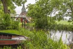 Kirche mit Kanalbrücke in Allingawier, Friesland