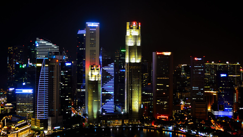 Singapore at night<br/>© <a href="https://flickr.com/people/181914731@N02" target="_blank" rel="nofollow">181914731@N02</a> (<a href="https://flickr.com/photo.gne?id=51079561252" target="_blank" rel="nofollow">Flickr</a>)