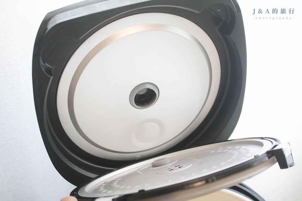 【開箱】SANSUI山水智能萬用鍋SRC-H58。擁有雙重溫控的電子鍋，低溫舒肥機、優格發酵、一鍋二菜等模式，讓煮飯更輕鬆 @J&amp;A的旅行