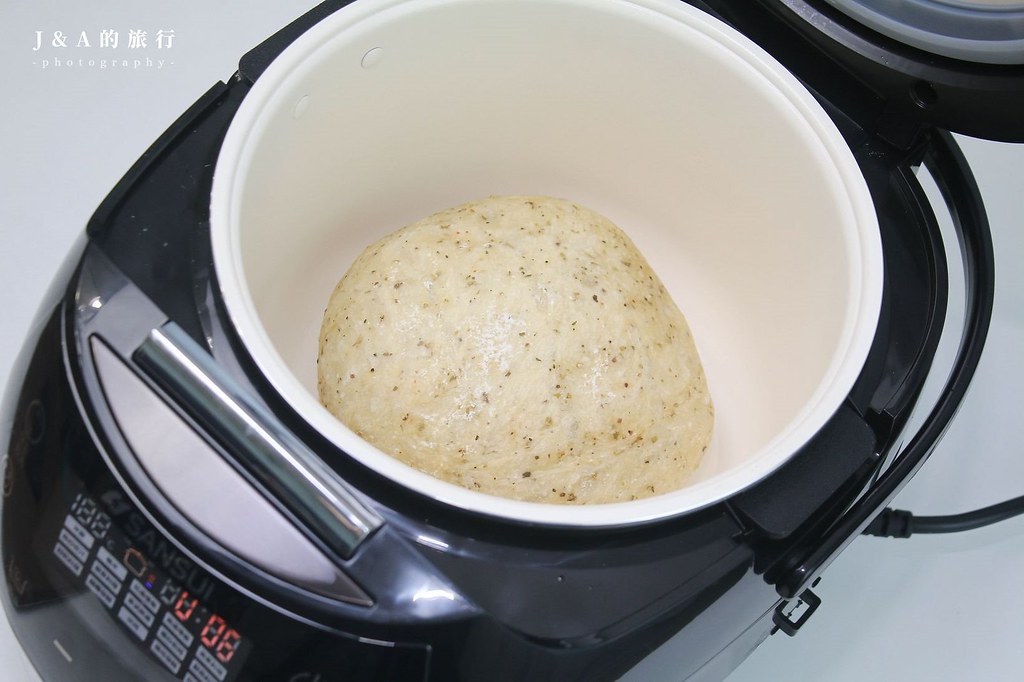 【開箱】SANSUI山水智能萬用鍋SRC-H58。擁有雙重溫控的電子鍋，低溫舒肥機、優格發酵、一鍋二菜等模式，讓煮飯更輕鬆 @J&amp;A的旅行
