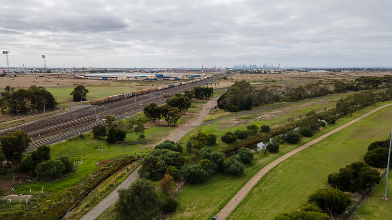 Werribee Line at Laverton Junction looking towards Melbourne CBD<br/>© <a href="https://flickr.com/people/122687277@N03" target="_blank" rel="nofollow">122687277@N03</a> (<a href="https://flickr.com/photo.gne?id=51106689878" target="_blank" rel="nofollow">Flickr</a>)